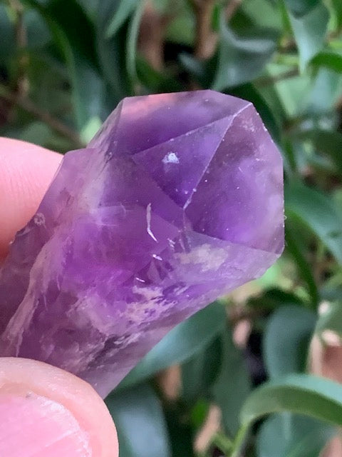 Cristal d’améthyste – Pointe naturelle de ±85 x 25 x 20 mm – 34,7 g - Superbes nuances !