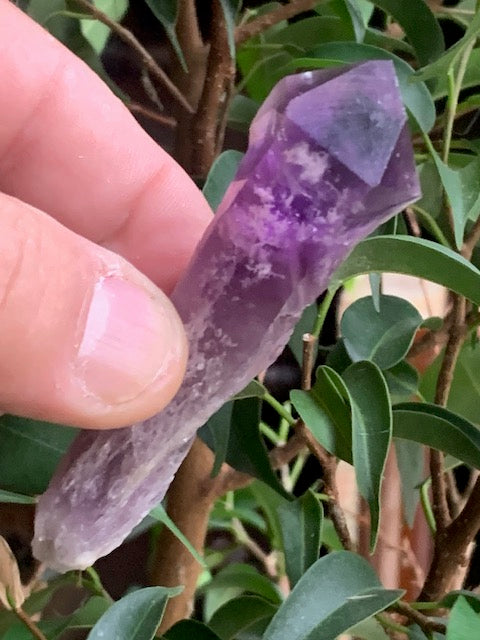 Cristal d’améthyste – Pointe naturelle de ±85 x 25 x 20 mm – 34,7 g - Superbes nuances !
