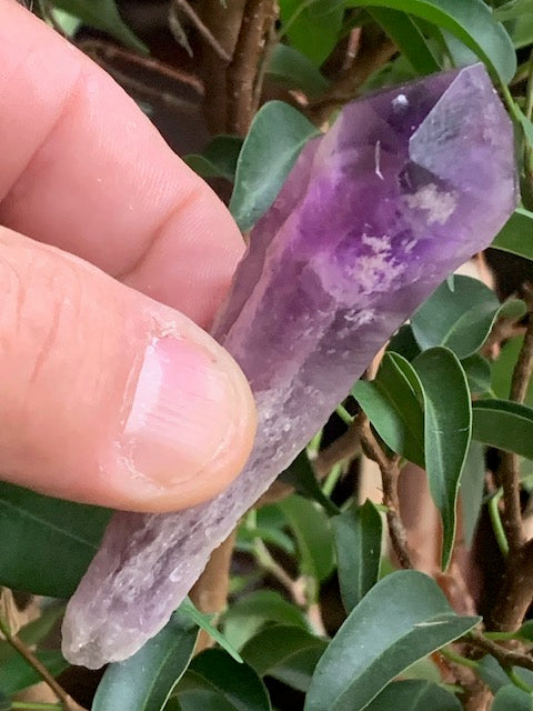 Cristal d’améthyste – Pointe naturelle de ±85 x 25 x 20 mm – 34,7 g - Superbes nuances !