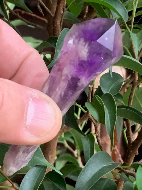 Cristal d’améthyste – Pointe naturelle de ±85 x 25 x 20 mm – 34,7 g - Superbes nuances !