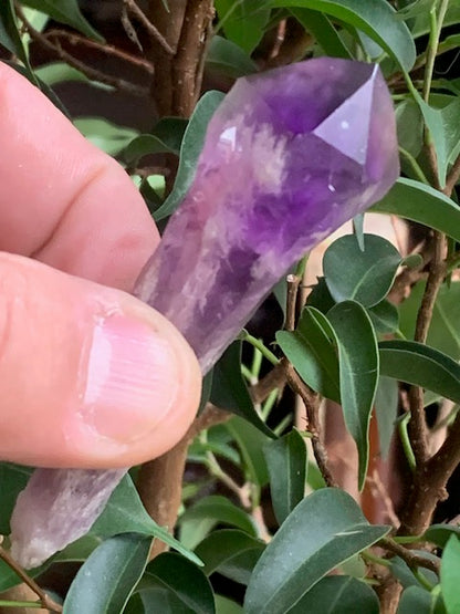 Cristal d’améthyste – Pointe naturelle de ±85 x 25 x 20 mm – 34,7 g - Superbes nuances !