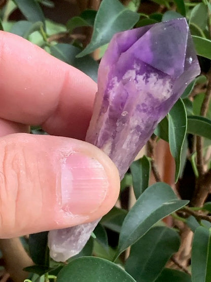 Cristal d’améthyste – Pointe naturelle de ±85 x 25 x 20 mm – 34,7 g - Superbes nuances !