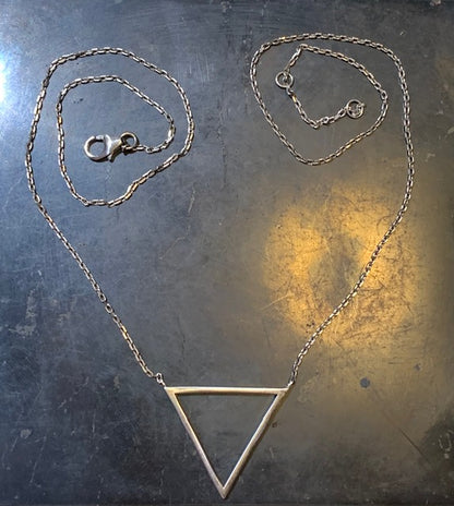 Chaîne et pendentif en forme de triangle en Argent - 44 cm de long - 3 grammes