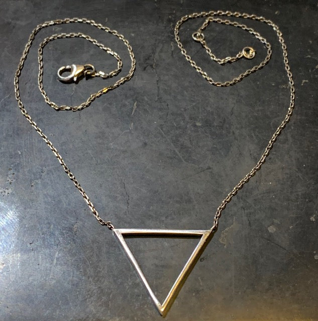 Chaîne et pendentif en forme de triangle en Argent - 44 cm de long - 3 grammes