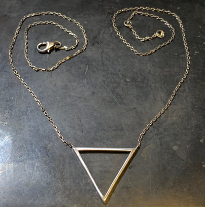 Chaîne et pendentif en forme de triangle en Argent - 44 cm de long - 3 grammes