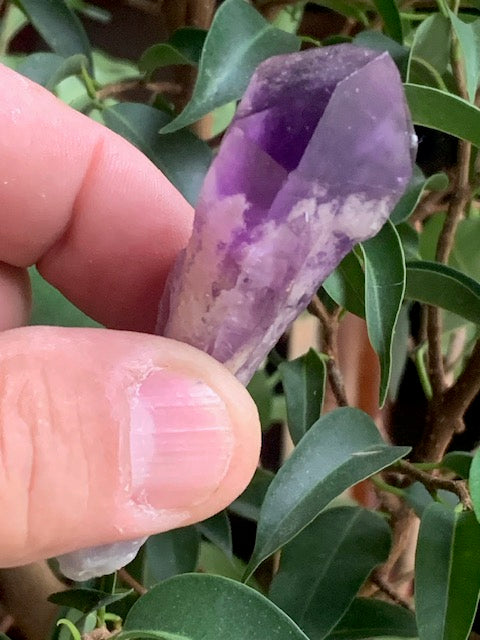 Cristal d’améthyste – Pointe naturelle de ±85 x 25 x 20 mm – 34,7 g - Superbes nuances !