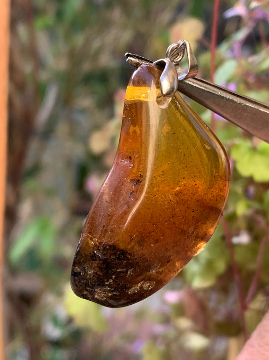 Ambre, pendentif, galet naturel poli de 47x22x10 millimètres, vendu avec cordon coulissant (réglable), en cuir noir de 40 à 70 centimètres !