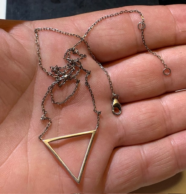 Chaîne et pendentif en forme de triangle en Argent - 44 cm de long - 3 grammes