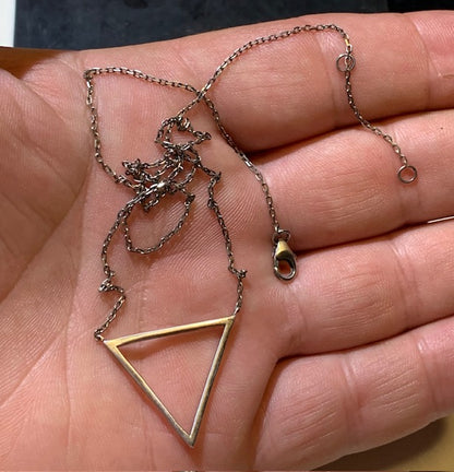 Chaîne et pendentif en forme de triangle en Argent - 44 cm de long - 3 grammes