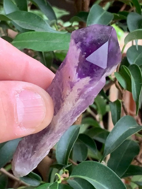 Cristal d’améthyste – Pointe naturelle de ±85 x 25 x 20 mm – 34,7 g - Superbes nuances !