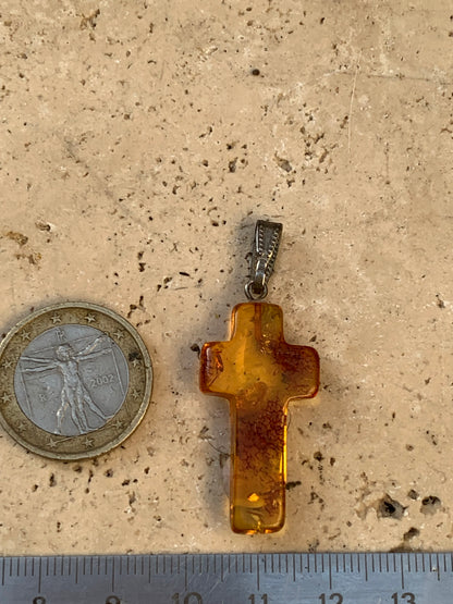 Ambre, pendentif en forme de 'croix' de 40 x 18 x 7 millimètres, vendu avec cordon coulissant (réglable), en cuir noir de 40 à 70 centimètres !