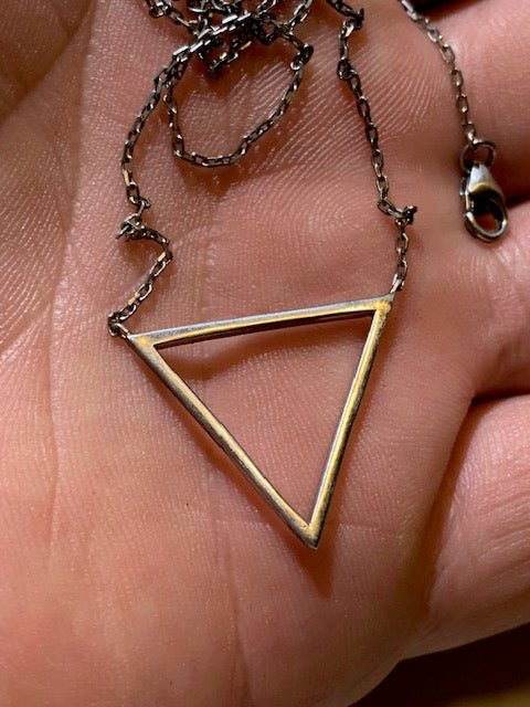 Chaîne et pendentif en forme de triangle en Argent - 44 cm de long - 3 grammes