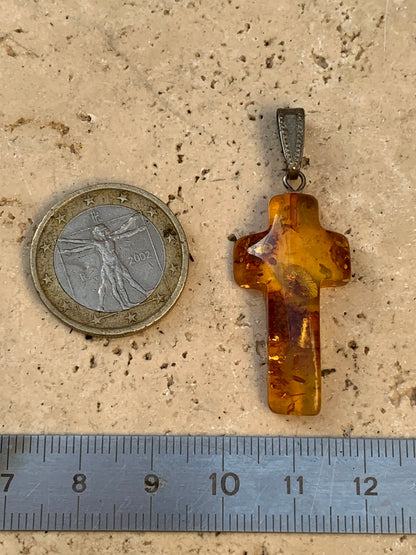 Ambre, pendentif en forme de 'croix' de 40 x 18 x 7 millimètres, vendu avec cordon coulissant (réglable), en cuir noir de 40 à 70 centimètres !