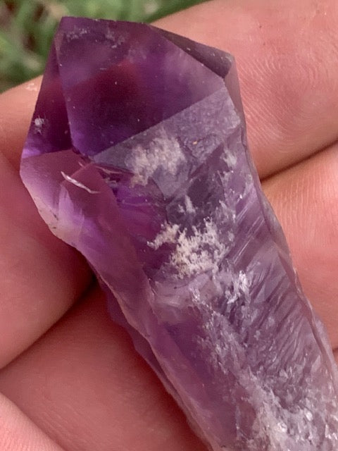 Cristal d’améthyste – Pointe naturelle de ±85 x 25 x 20 mm – 34,7 g - Superbes nuances !