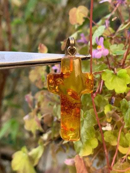 Ambre, pendentif en forme de 'croix' de 40 x 18 x 7 millimètres, vendu avec cordon coulissant (réglable), en cuir noir de 40 à 70 centimètres !