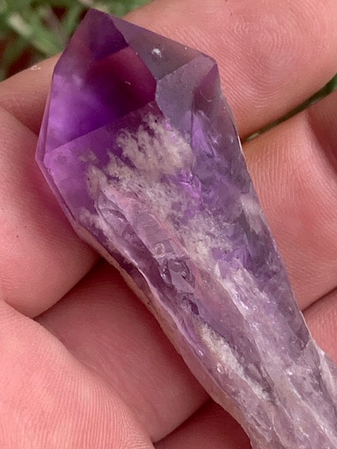 Cristal d’améthyste – Pointe naturelle de ±85 x 25 x 20 mm – 34,7 g - Superbes nuances !