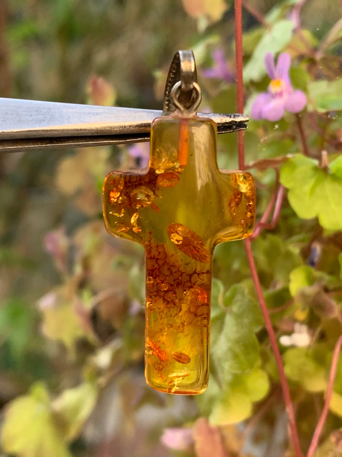 Ambre, pendentif en forme de 'croix' de 40 x 18 x 7 millimètres, vendu avec cordon coulissant (réglable), en cuir noir de 40 à 70 centimètres !