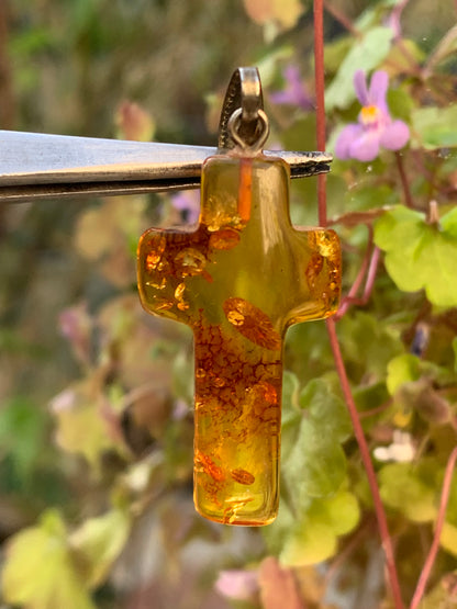 Ambre, pendentif en forme de 'croix' de 40 x 18 x 7 millimètres, vendu avec cordon coulissant (réglable), en cuir noir de 40 à 70 centimètres !