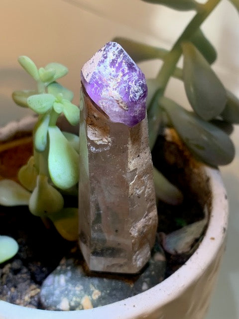 Cristal de roche avec inclusion d’améthyste – Pointe laser naturelle ±60 x 20 x 17 mm – 26,6 g