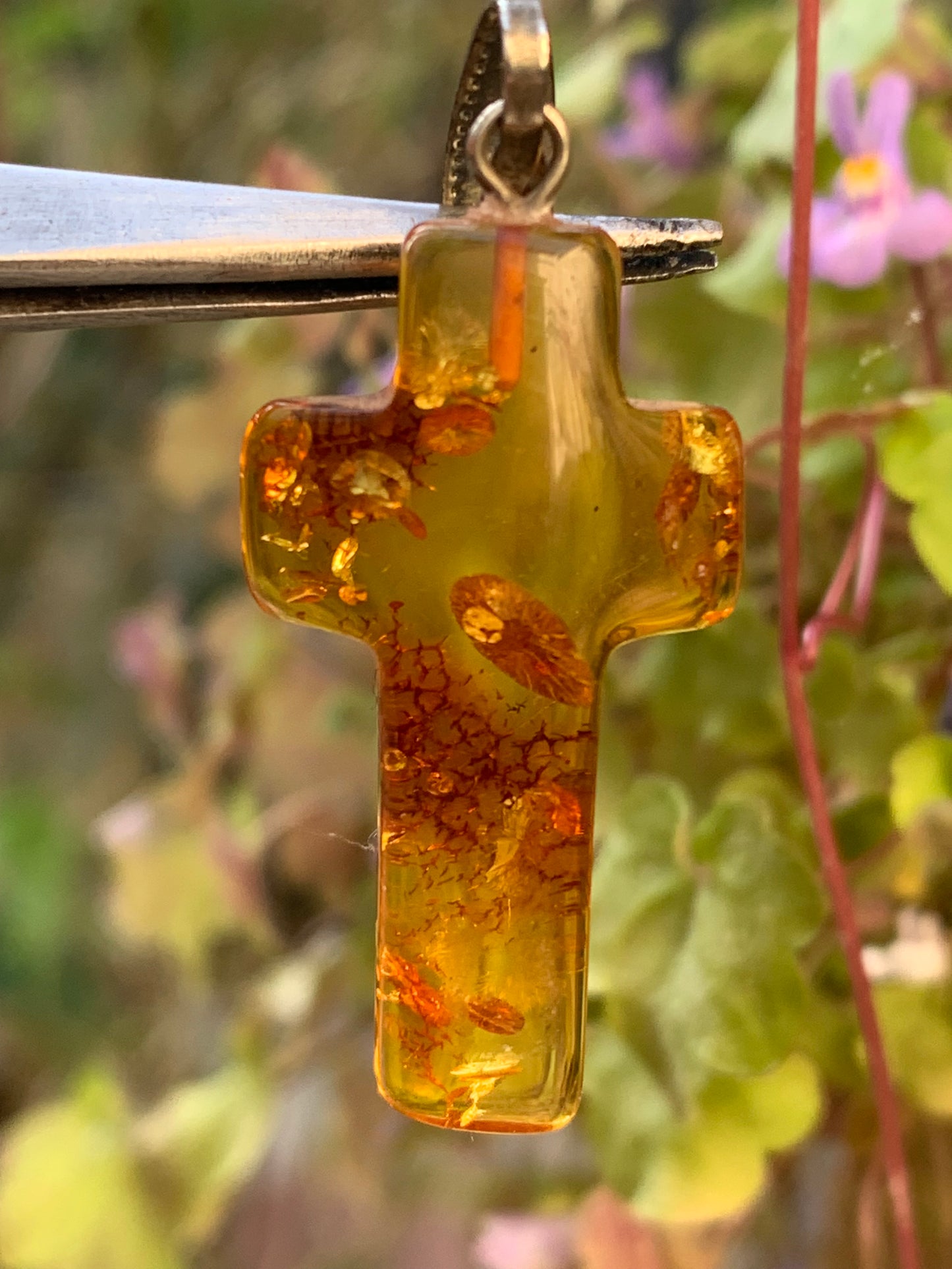 Ambre, pendentif en forme de 'croix' de 40 x 18 x 7 millimètres, vendu avec cordon coulissant (réglable), en cuir noir de 40 à 70 centimètres !