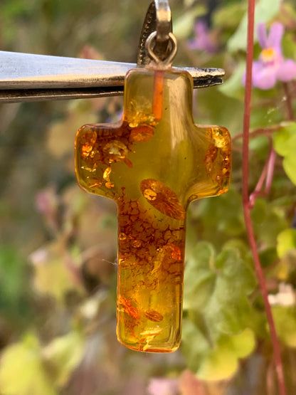 Ambre, pendentif en forme de 'croix' de 40 x 18 x 7 millimètres, vendu avec cordon coulissant (réglable), en cuir noir de 40 à 70 centimètres !