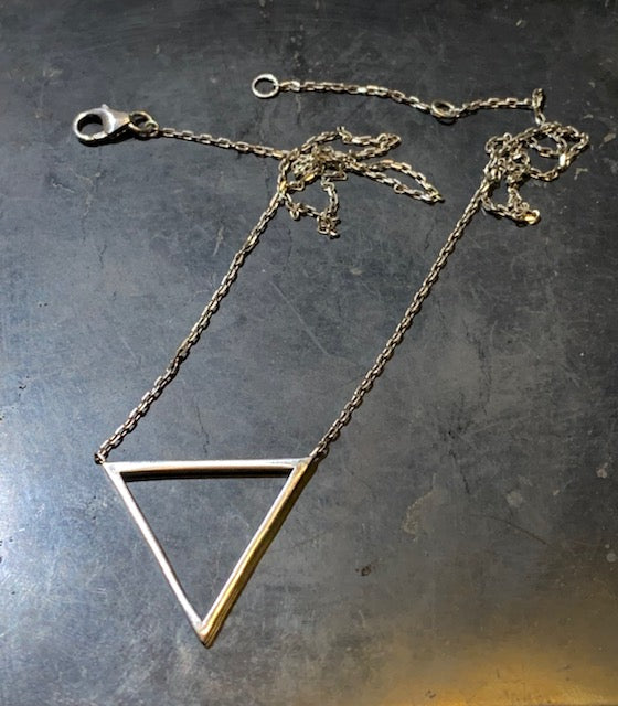 Chaîne et pendentif en forme de triangle en Argent - 44 cm de long - 3 grammes