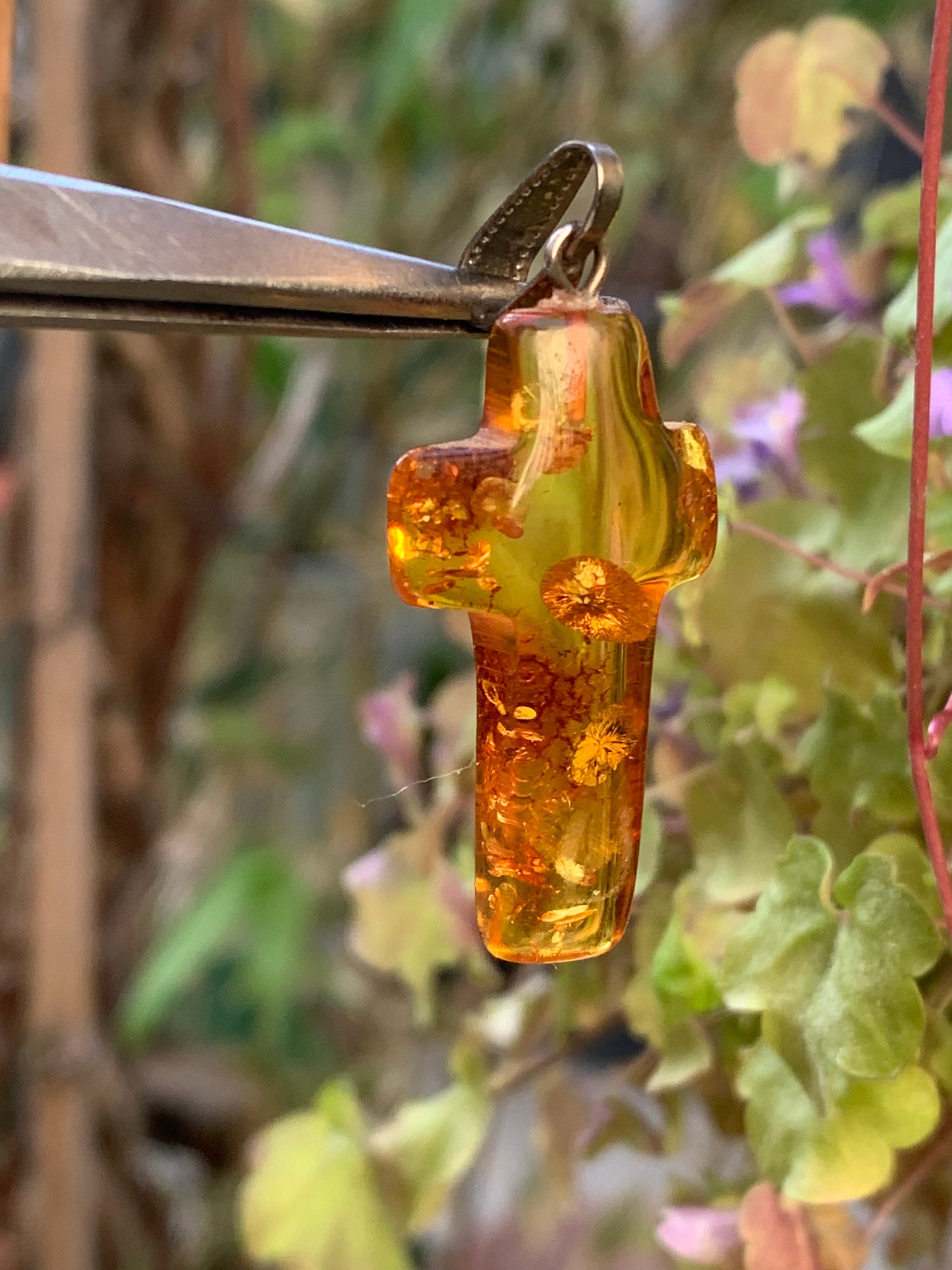 Ambre, pendentif en forme de 'croix' de 40 x 18 x 7 millimètres, vendu avec cordon coulissant (réglable), en cuir noir de 40 à 70 centimètres !