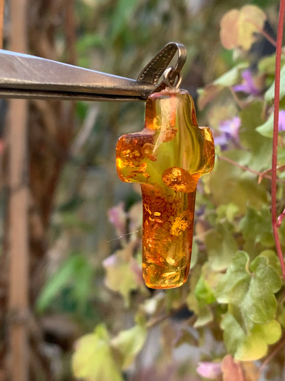 Ambre, pendentif en forme de 'croix' de 40 x 18 x 7 millimètres, vendu avec cordon coulissant (réglable), en cuir noir de 40 à 70 centimètres !