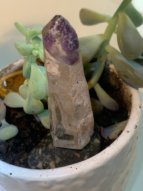 Cristal de roche avec inclusion d’améthyste – Pointe laser naturelle ±60 x 20 x 17 mm – 26,6 g