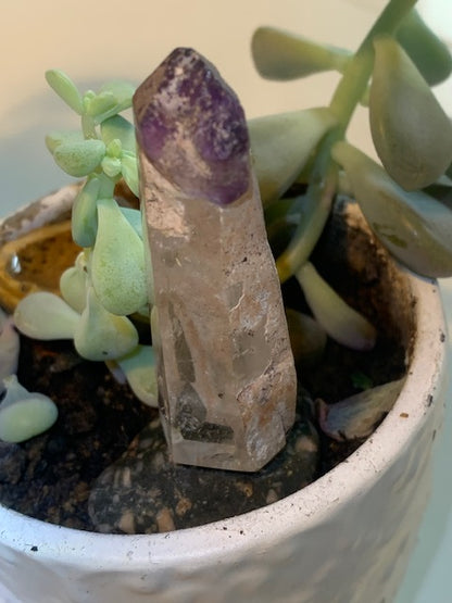 Cristal de roche avec inclusion d’améthyste – Pointe laser naturelle ±60 x 20 x 17 mm – 26,6 g