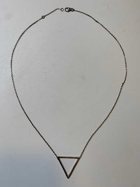 Chaîne et pendentif en forme de triangle en Argent - 44 cm de long - 3 grammes