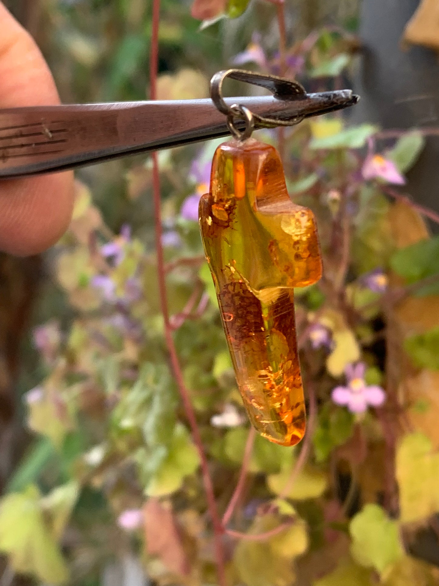 Ambre, pendentif en forme de 'croix' de 40 x 18 x 7 millimètres, vendu avec cordon coulissant (réglable), en cuir noir de 40 à 70 centimètres !