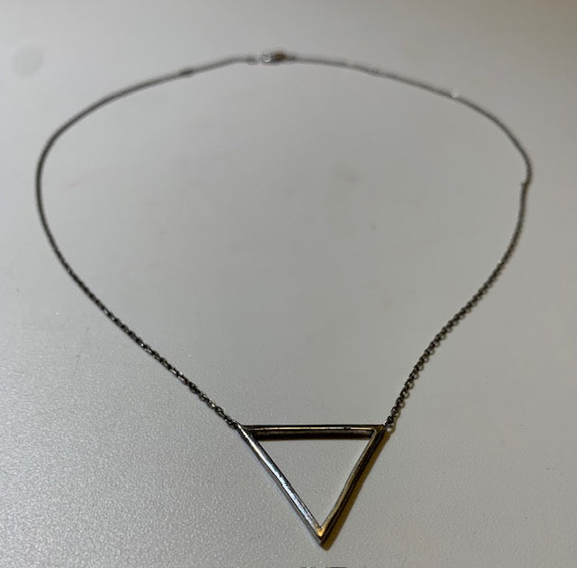 Chaîne et pendentif en forme de triangle en Argent - 44 cm de long - 3 grammes