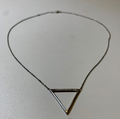 Chaîne et pendentif en forme de triangle en Argent - 44 cm de long - 3 grammes