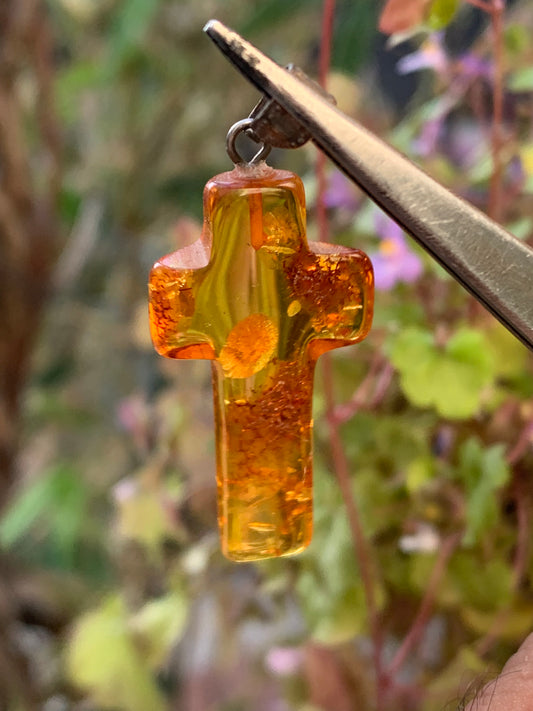 Ambre, pendentif en forme de 'croix' de 40 x 18 x 7 millimètres, vendu avec cordon coulissant (réglable), en cuir noir de 40 à 70 centimètres !