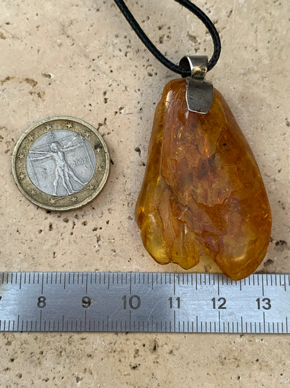Ambre, pendentif en Argent, galet naturel poli de 52x30x10 millimètres, vendu avec cordon coulissant (réglable), en cuir noir de 40 à 70 centimètres !
