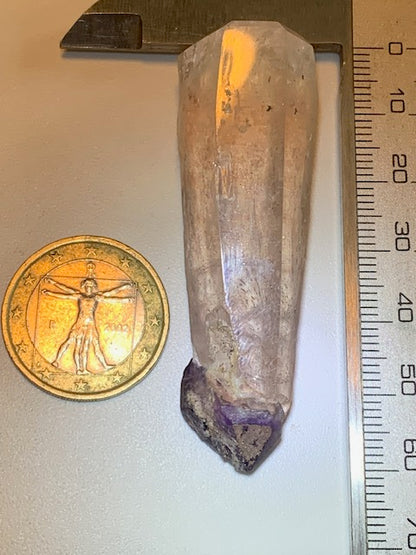 Cristal de roche avec inclusion d’améthyste – Pointe laser naturelle ±60 x 20 x 17 mm – 26,6 g