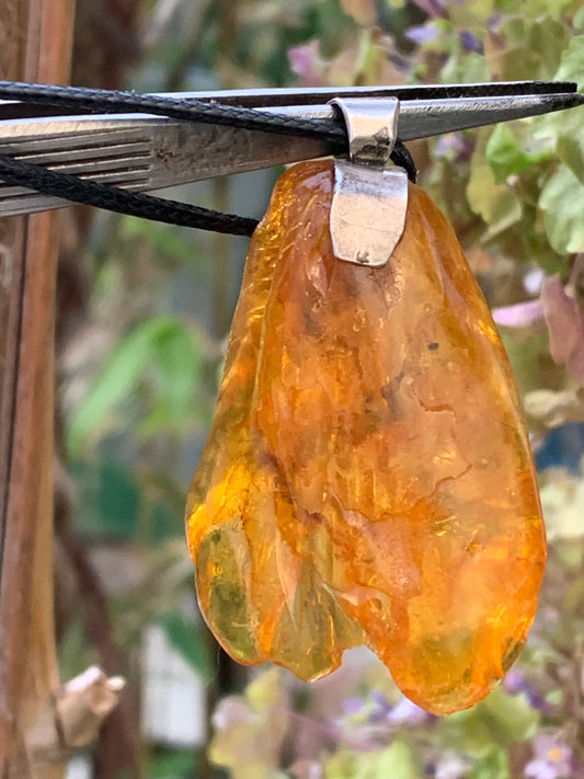 Ambre, pendentif en Argent, galet naturel poli de 52x30x10 millimètres, vendu avec cordon coulissant (réglable), en cuir noir de 40 à 70 centimètres !