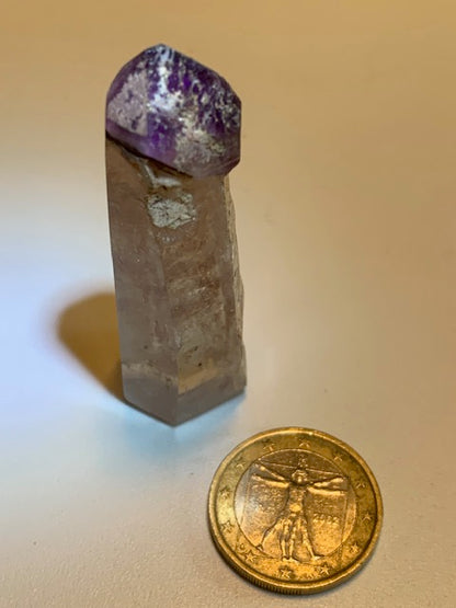 Cristal de roche avec inclusion d’améthyste – Pointe laser naturelle ±60 x 20 x 17 mm – 26,6 g