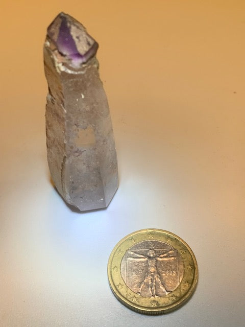 Cristal de roche avec inclusion d’améthyste – Pointe laser naturelle ±60 x 20 x 17 mm – 26,6 g