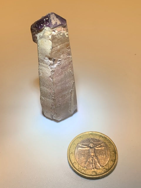 Cristal de roche avec inclusion d’améthyste – Pointe laser naturelle ±60 x 20 x 17 mm – 26,6 g