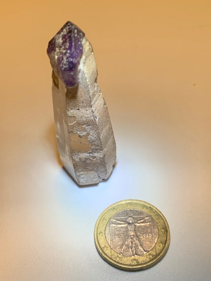 Cristal de roche avec inclusion d’améthyste – Pointe laser naturelle ±60 x 20 x 17 mm – 26,6 g
