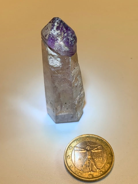 Cristal de roche avec inclusion d’améthyste – Pointe laser naturelle ±60 x 20 x 17 mm – 26,6 g