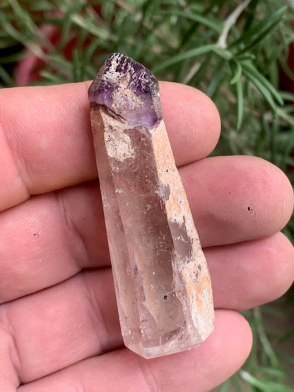 Cristal de roche avec inclusion d’améthyste – Pointe laser naturelle ±60 x 20 x 17 mm – 26,6 g