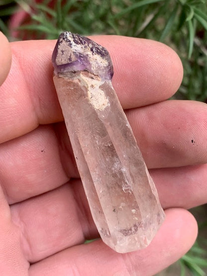 Cristal de roche avec inclusion d’améthyste – Pointe laser naturelle ±60 x 20 x 17 mm – 26,6 g