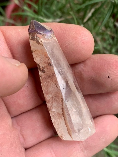 Cristal de roche avec inclusion d’améthyste – Pointe laser naturelle ±60 x 20 x 17 mm – 26,6 g