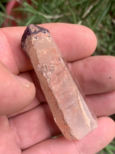 Cristal de roche avec inclusion d’améthyste – Pointe laser naturelle ±60 x 20 x 17 mm – 26,6 g