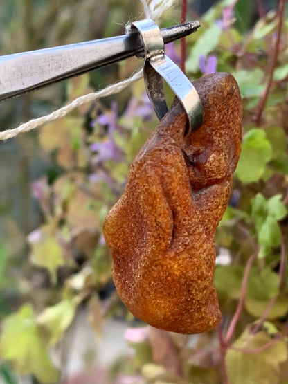 Ambre, pendentif en Argent, galet naturel poli de 50x20x14 millimètres, vendu avec cordon coulissant (réglable), en cuir noir de 40 à 70 centimètres !