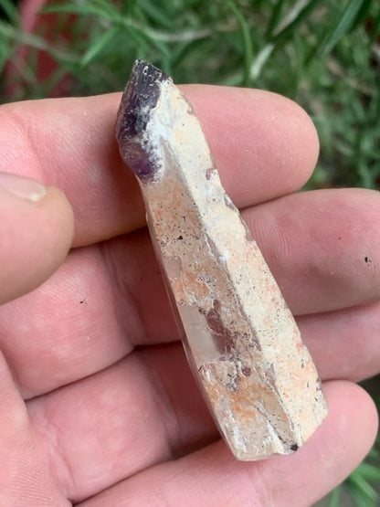 Cristal de roche avec inclusion d’améthyste – Pointe laser naturelle ±60 x 20 x 17 mm – 26,6 g