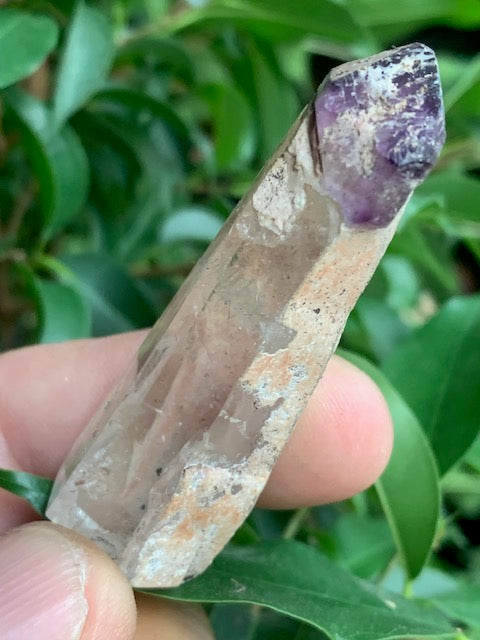 Cristal de roche avec inclusion d’améthyste – Pointe laser naturelle ±60 x 20 x 17 mm – 26,6 g